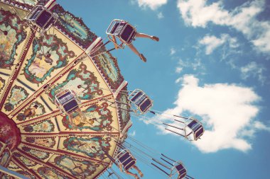 Mavi gökyüzü ve beyaz bulutlar karşı dalga Swinger yolculuğu