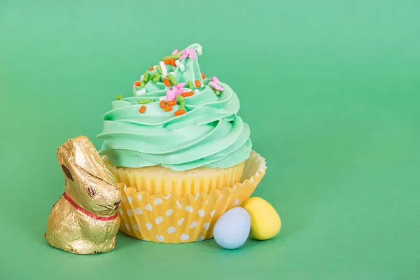 Pastel de primavera de Pascua con un conejito de chocolate y huevos de caramelo —  Fotos de Stock