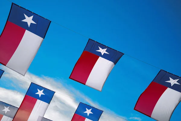 Un groupe de drapeaux texans accrochés au ciel bleu — Photo