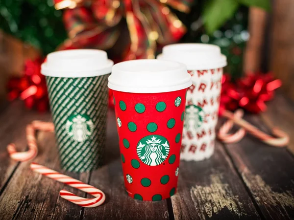 Starbucks святкові чашки для напоїв в новому дизайні 2019 року. Ліцензійні Стокові Фото