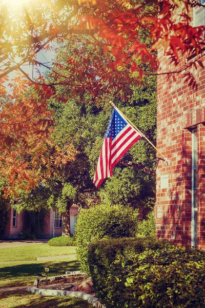 Αμερικανική σημαία μπροστά από ένα τούβλο σπίτι — Φωτογραφία Αρχείου