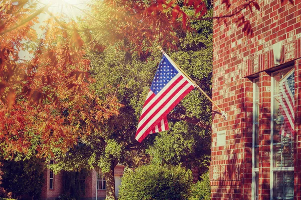 れんが造りの家の前にアメリカの国旗 — ストック写真
