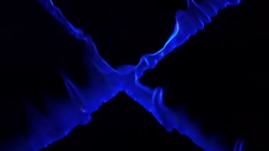 Siyah arkaplanda Ateş Yakma