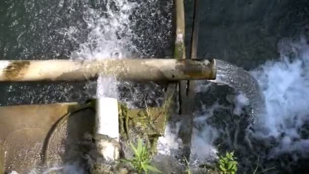 Vattenfall Till Poolen Från Vattenledningar — Stockvideo