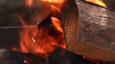 Tahta ve Kömür Ateşi Yanar