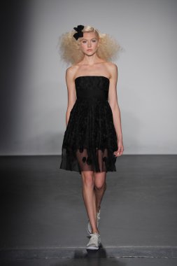  Carmen Marc Valvo İlkbahar/Yaz 2017 Defilesi