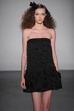  Carmen Marc Valvo İlkbahar/Yaz 2017 Defilesi