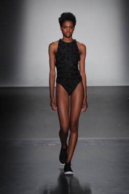  Carmen Marc Valvo İlkbahar/Yaz 2017 Defilesi