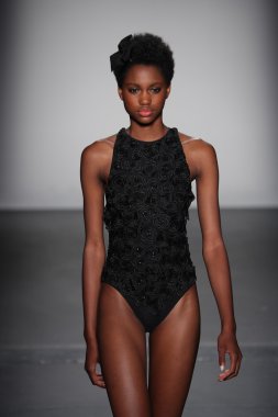  Carmen Marc Valvo İlkbahar/Yaz 2017 Defilesi