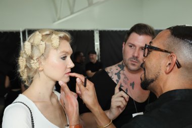  Carmen Marc Valvo Show öncesi sahne arkasında genel atmosfer 