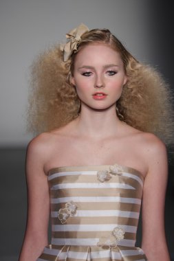  Carmen Marc Valvo İlkbahar/Yaz 2017 Defilesi