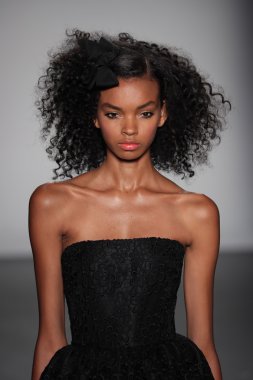  Carmen Marc Valvo İlkbahar/Yaz 2017 Defilesi