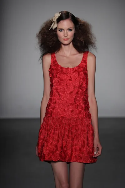 Carmen Marc Valvo Primavera / Verão 2017 desfile de moda — Fotografia de Stock