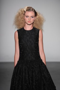  Carmen Marc Valvo İlkbahar/Yaz 2017 Defilesi