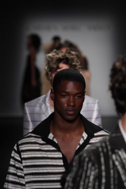  Carmen Marc Valvo İlkbahar/Yaz 2017 Defilesi 