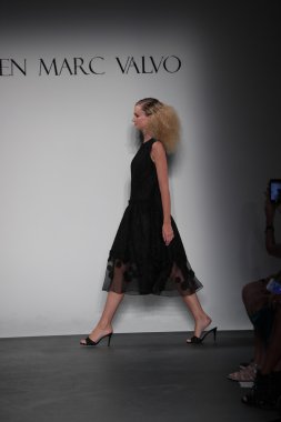 Carmen Marc Valvo İlkbahar/Yaz 2017 Defilesi