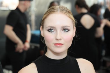  daha önce sahne arkasında Carmen Marc Valvo ilkbahar/yaz 2017 moda defilesi