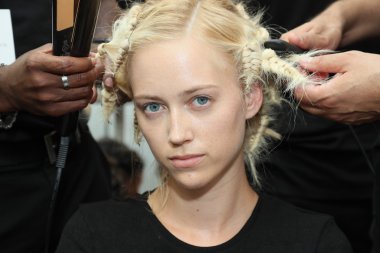  daha önce sahne arkasında Carmen Marc Valvo ilkbahar/yaz 2017 moda defilesi