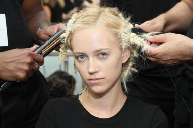  daha önce sahne arkasında Carmen Marc Valvo ilkbahar/yaz 2017 moda defilesi