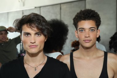  Carmen Marc Valvo Show öncesi sahne arkasında genel atmosfer 