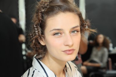  daha önce sahne arkasında Carmen Marc Valvo ilkbahar/yaz 2017 moda defilesi