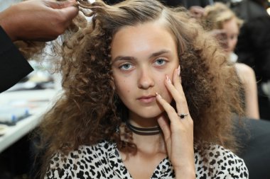  daha önce sahne arkasında Carmen Marc Valvo ilkbahar/yaz 2017 moda defilesi