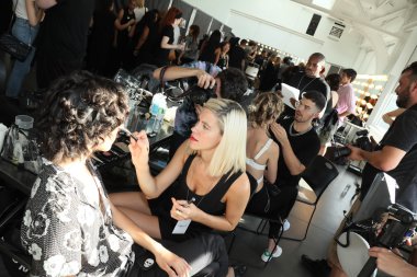  Carmen Marc Valvo Show öncesi sahne arkasında genel atmosfer 