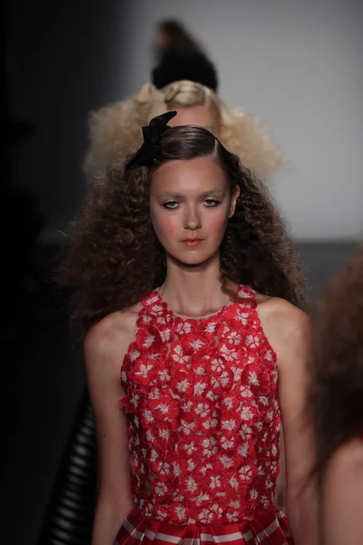 Carmen Marc Valvo Desfile de Moda Primavera / Verano 2017 — Foto de Stock