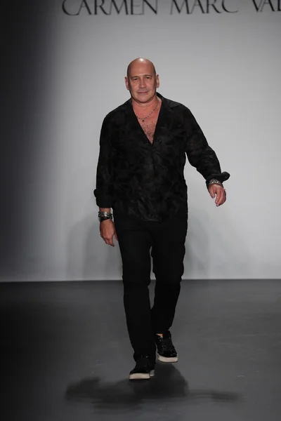 Designer Carmen Marc Valvo  walks the runway — Stock Photo, Image