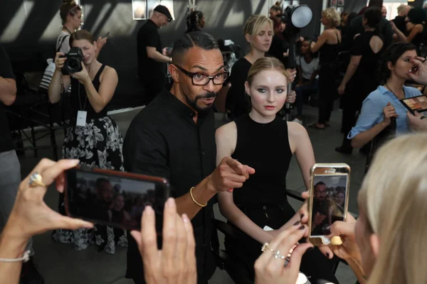 Allgemeine Stimmung hinter der Bühne vor der carmen marc valvo show — Stockfoto