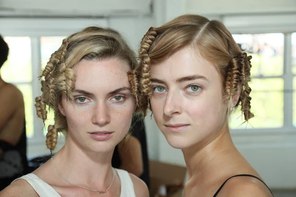 Allmän stämning backstage innan Carmen Marc Valvo show — Stockfoto