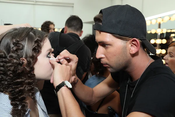 Všeobecná atmosféra v zákulisí před show Carmen Marc Valvo — Stock fotografie