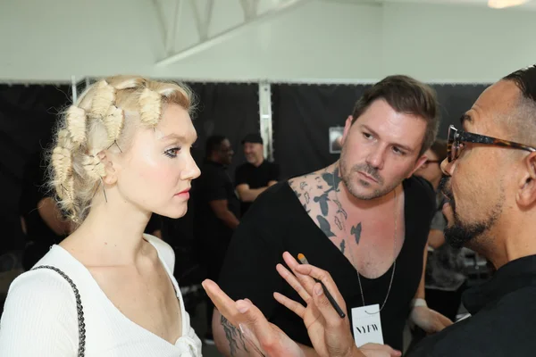 Algemene sfeer backstage voor de Carmen Marc Valvo show — Stockfoto