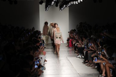  custo barcelona defile 