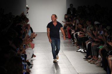 Tasarımcı Custo Dalmau podyumda yürüyor