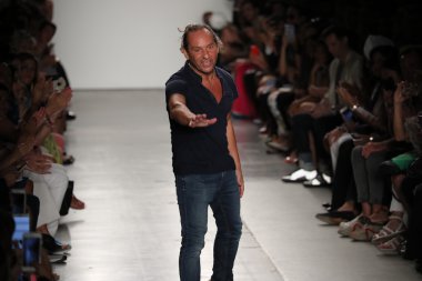 Tasarımcı Custo Dalmau podyumda yürüyor