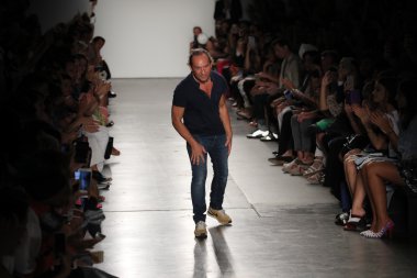 Tasarımcı Custo Dalmau podyumda yürüyor