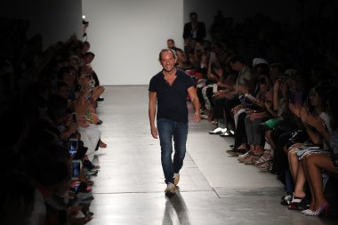 Tasarımcı Custo Dalmau podyumda yürüyor