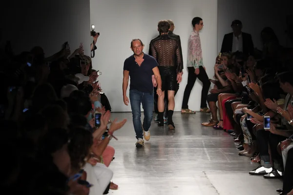 Designer Custo Dalmau walks the runway — Stock Photo, Image