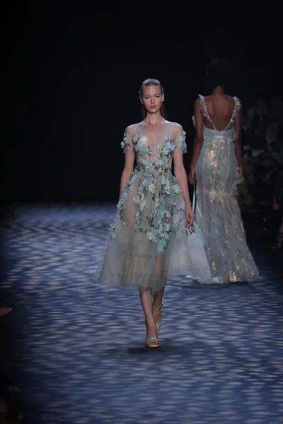 Marchesa desfile de moda durante New York Fashion Week — Fotografia de Stock