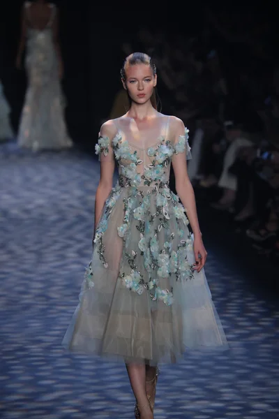 Sfilata di moda Marchesa durante la settimana della moda di New York — Foto Stock