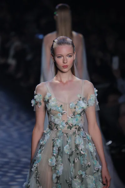 Marchesa desfile de moda durante New York Fashion Week — Fotografia de Stock