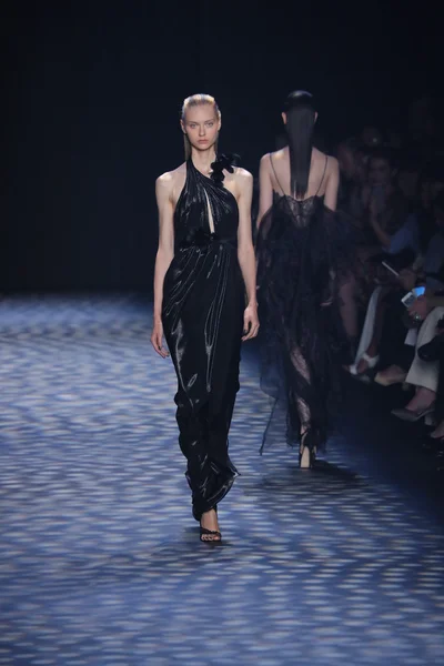 Marchesa desfile de moda durante New York Fashion Week — Fotografia de Stock