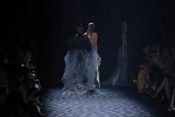 Marchesa desfile de moda durante New York Fashion Week — Fotografia de Stock