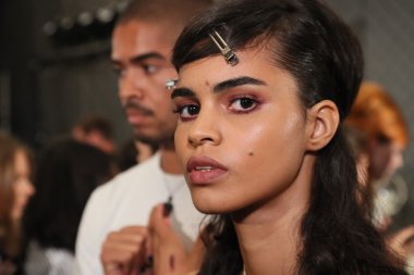 Anna Sui Fashion Show önce kulis