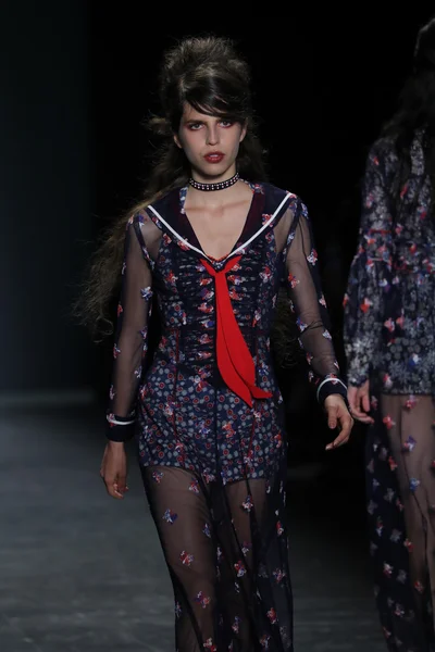 Anna Sui desfile de moda —  Fotos de Stock