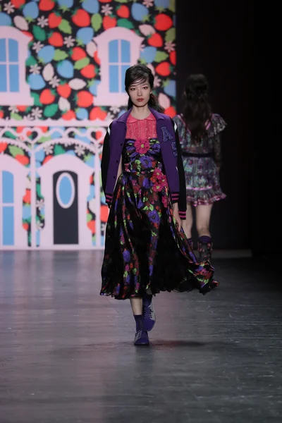 Anna Sui modevisning — Stockfoto