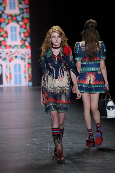 Anna Sui modeshow — Stockfoto