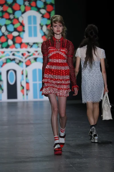 Anna Sui modeshow — Stockfoto