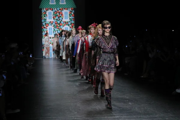 Anna Sui desfile de moda —  Fotos de Stock